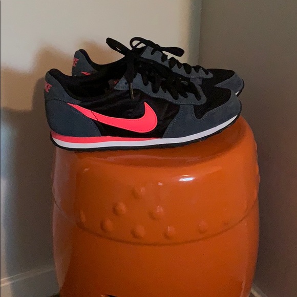 Nike Shoes - Nike size 8 gently worn